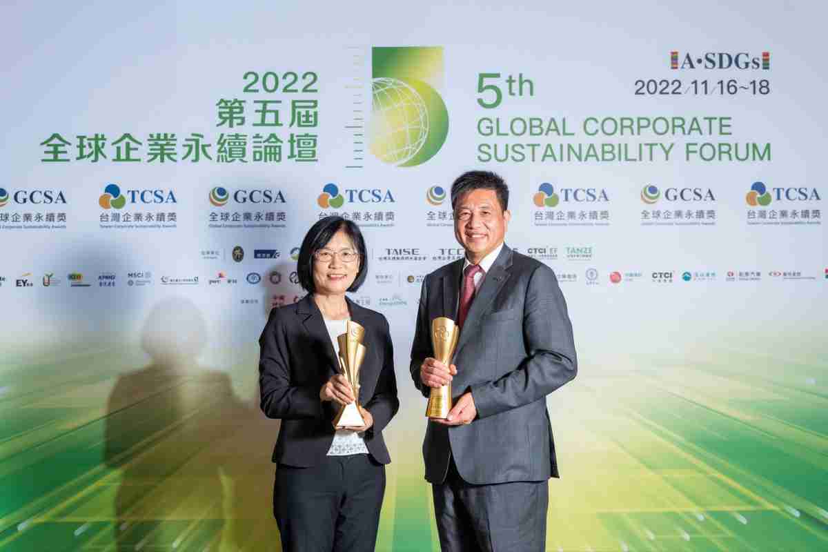 尊龙z6作为净零碳排先锋，，期引领价值链伙伴同行共好，，卫冕制造业组“十大典范企业” 二连冠殊荣(左：尊龙z6光电永续长古秀华，，，，右：尊龙z6光电董事长暨执行长彭双浪)