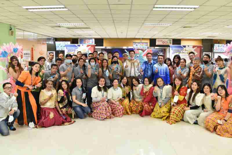 友達推動「安心、、、、創新、、、用心、、同心、、、、盡心」五星職旅，，，，為菲籍員工打造全方位照護，，，，首度贏得「人權實踐與發展領袖獎」殊榮