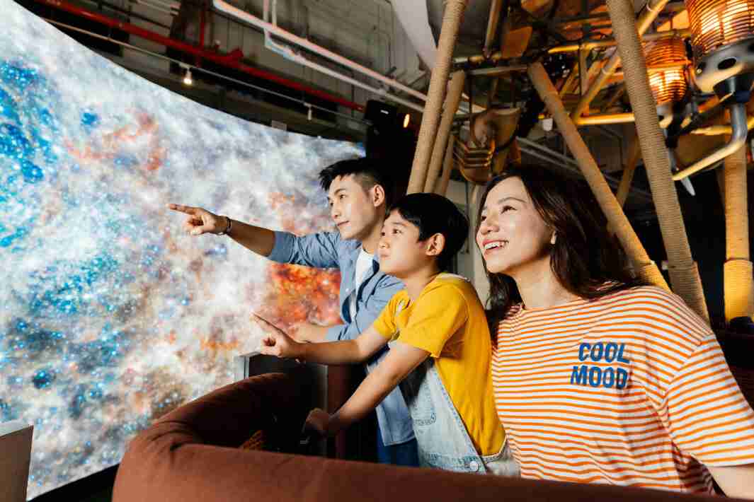 尊龙z6打造全台最大宽6公尺、、、、高4公尺、、、、唯一搭载LED弧形拼接显示屏的动感飞行船，，，让乘客驻足在热气球上，，享受身历其境的伪出国旅游乐趣