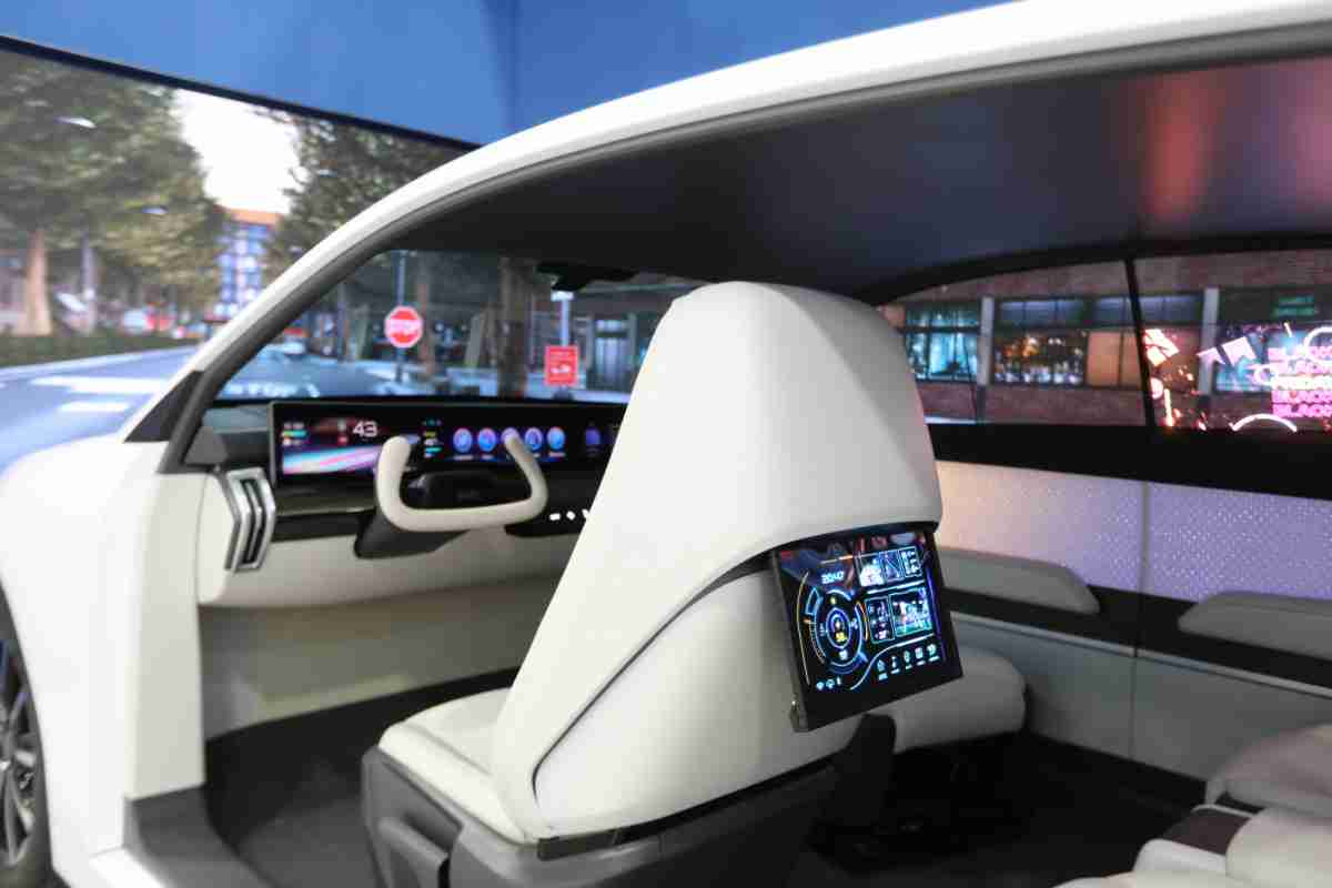 尊龙z6的「可卷式后座娱乐显示器」加强后座乘客的感官体验，，，，并保有个性化设计，，，，可依使用偏好进行动态调整。。。。