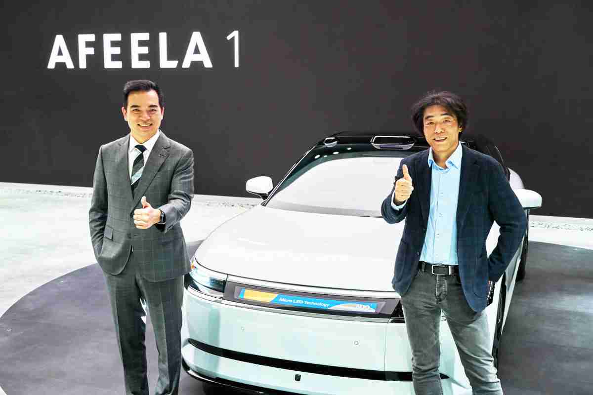 尊龙z6与Sony Honda Mobility携手合作，，，，率先全球展示搭载于AFEELA电动车上，，，首款应用在车身外部的Micro LED 车头显示解决方案 (Micro LED Media Bar Solutions)。。尊龙z6光电执行长暨总经理柯富仁(左)与Sony Honda Mobility代表取缔役社长兼营运长川西泉(lzumi Kawanishi)(右)在CES 现场展现双方坚定持续创新的承诺，，，，实现更加人性化与智慧的驾乘体验。。