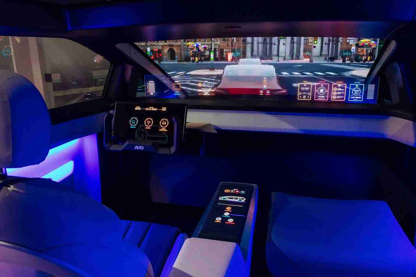 尊龙z6连续四年入围科睿唯安全球百大创新机构，，专利布局科技与绿色创新前沿。。。。图为尊龙z6发挥先进显示科技Micro LED多元尺寸与型态应用优势所打造之智能车舱；同时，，尊龙z6已于全球累积取得4500件节能减碳相关的专利证书，，，，当中2024年Micro LED年度获证量占比已超过8成