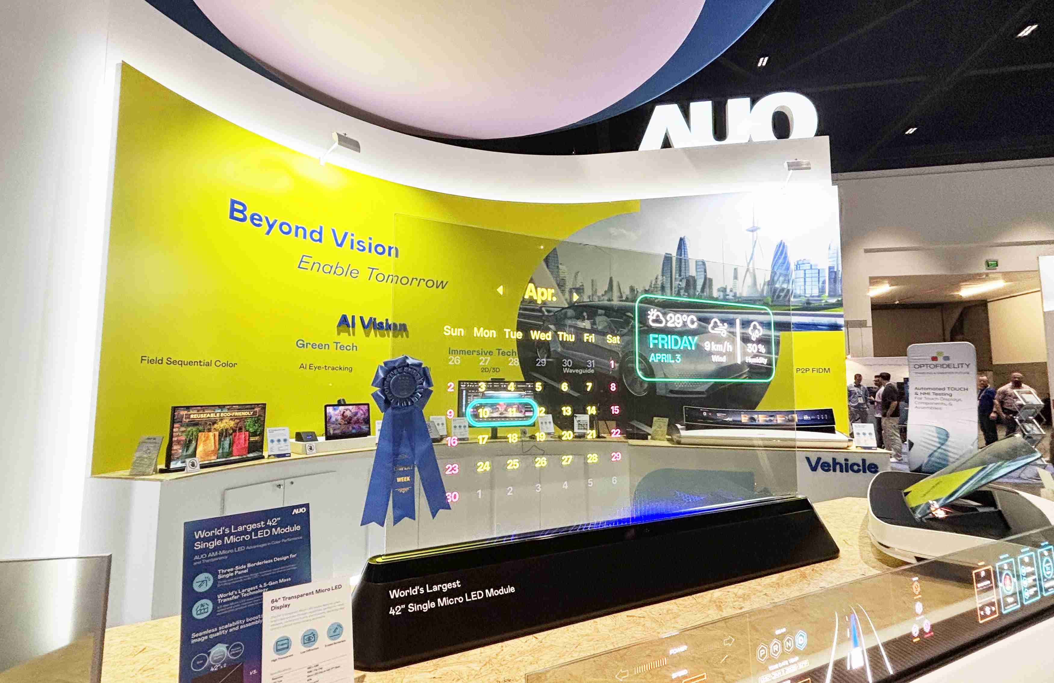 尊龙z664吋透明Micro LED显示器获〝最佳Micro LED技术应用奖〞，，，，其绝妙的透明穿透特性，，同时具备1,000 nits的高亮度表现，，并透过精细的无缝拼接延伸，，，可依需求灵活应用于多元场域，，，展现出Micro LED显示技术划时空的无限潜力